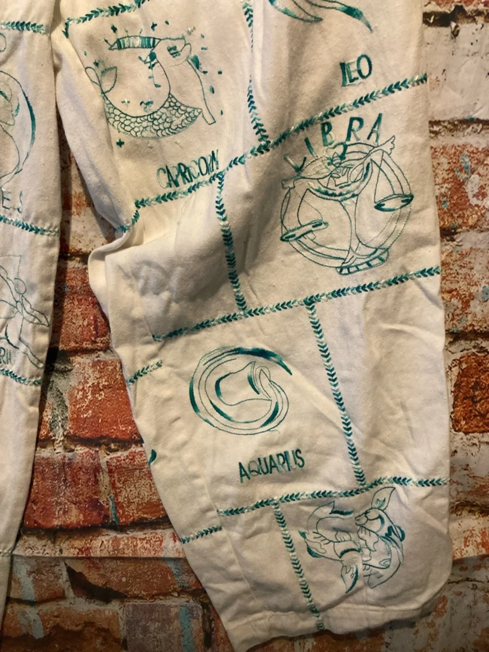 Urban Outfitters Cream Capris with Teal Graphic Print - Picture 4 of 11